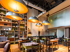 Esstischbeleuchtung mit H&auml;ngelampen im Restaurant 