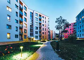 Wegbeleuchtung einer Wohnanlage mit Solarlampen